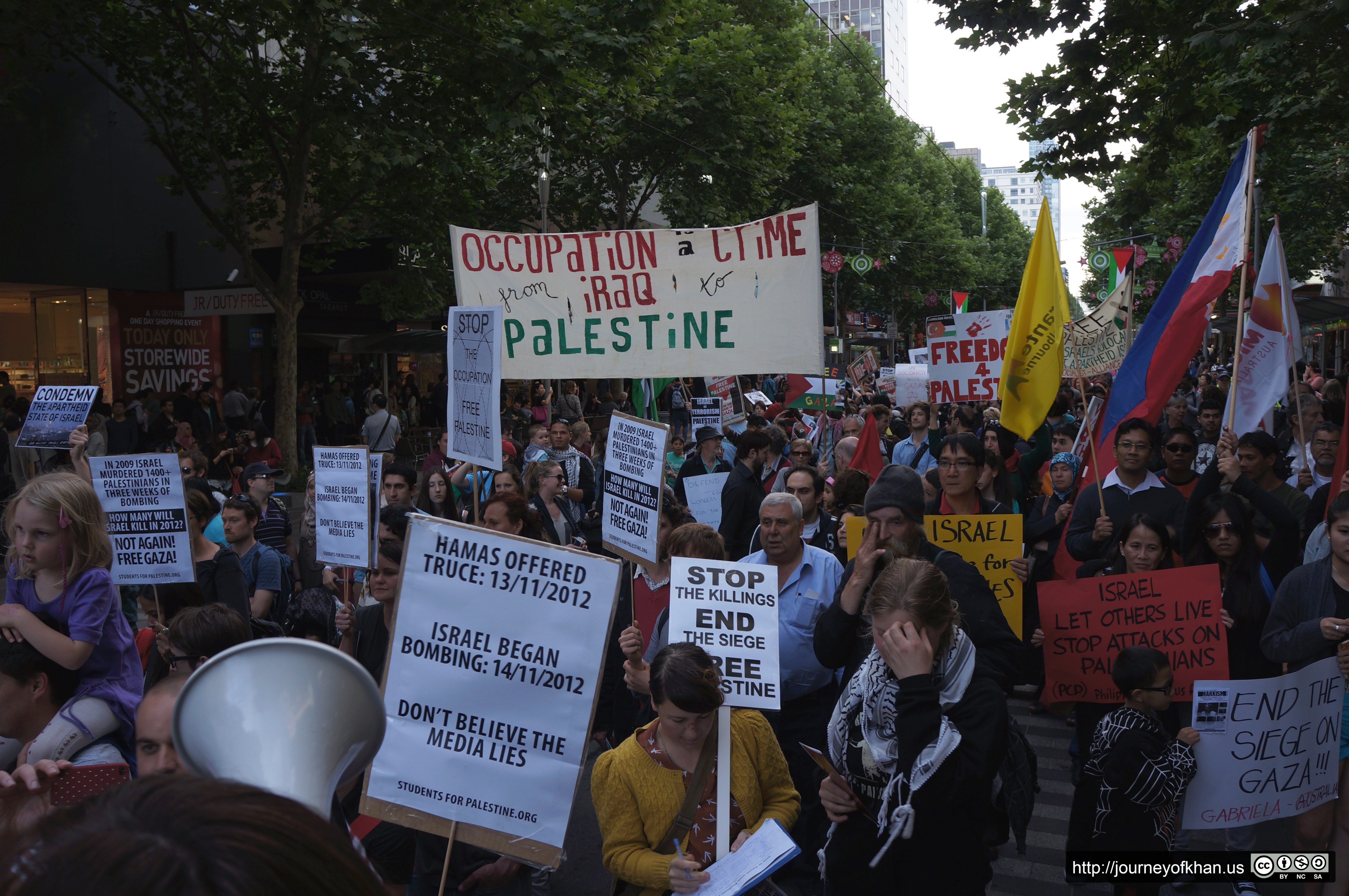 Pro-Palestinian Protesters on Swanson Street (High Resolution)